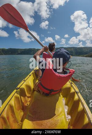 Kayak à Lagoa Azul à Sete Cidades sur l'île des Açores de Sao Miguel. Banque D'Images