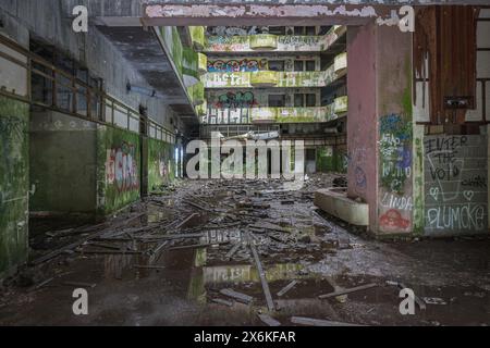 A l'intérieur des ruines de l'Hôtel Monte Palace sur l'île des Açores de Sao Miguel. Banque D'Images
