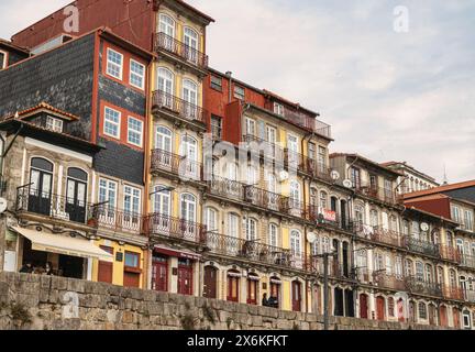 Porto, Portugal - 21 janvier 2024 : façade de maisons typiques de Porto au Portugal, Ribeira do Porto. Banque D'Images