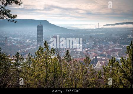 Vue de la ville d'Iéna avec le Jentower (Uniturm) et les montagnes Kernberg en arrière-plan, dans le brouillard bas le matin, Iéna, Thuringe, Allemagne Banque D'Images