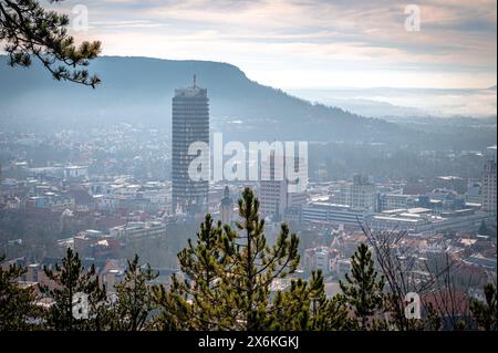 Vue de la ville d'Iéna avec le Jentower (Uniturm) et les montagnes Kernberg en arrière-plan, dans le brouillard bas le matin, Iéna, Thuringe, Allemagne Banque D'Images