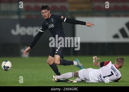 Turin, Italie. 14 mai 2024. Nicolo Savona de la Juventus affronte Mirko Carretta de Casertana FC lors du match de Serie C au Stadio Giuseppe Moccagatta - Alessandria, Turin. Le crédit photo devrait se lire : Jonathan Moscrop/Sportimage crédit : Sportimage Ltd/Alamy Live News Banque D'Images