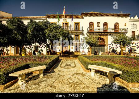 Plaza de los Naranjos dans la vieille ville de Marbella avec hôtel de ville et pavement en mosaïque, Costa del sol, Andalousie, Espagne Banque D'Images