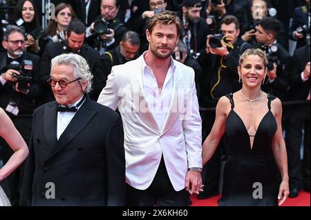 Cannes, France. 15 mai 2024. Elsa Pataky, Chris Hemsworth et George Miller assistent à la projection et au tapis rouge de ''Furiosa : a Mad Max Saga'' au 77e Festival de Cannes au Palais des Festivals de Cannes, en France, le 15 mai 2024. (Photo de Stefanos Kyriazis/NurPhoto) crédit : NurPhoto SRL/Alamy Live News Banque D'Images