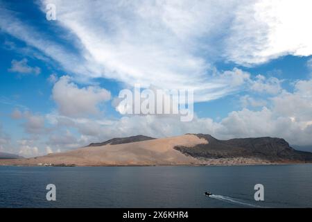 Côte de Socotra avec dune vue du navire de croisière d'expédition SH Diana (Swan Hellenic), près de Hadibu, île de Socotra, Yémen, moyen-Orient Banque D'Images