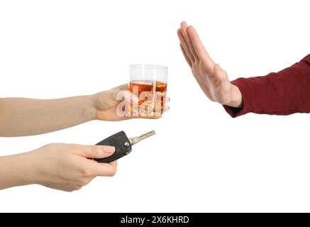 Homme refusant la boisson alcoolisée tandis que femme lui suggérant des clés de voiture et verre de whisky sur fond blanc, gros plan. Ne pas boire et conduire concept Banque D'Images