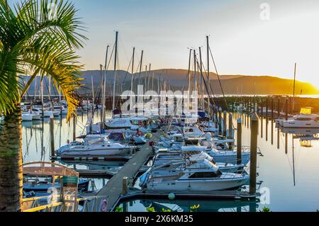 Le port d'Airlie Beach, une ville sur la côte est de l'Australie dans l'état du Queensland Banque D'Images