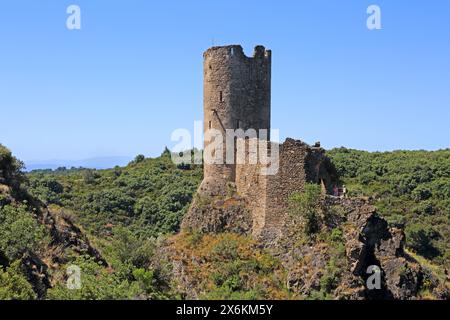 Château de Cabaret (à gauche) et Tour Régine, Lastours, montagne Noire, Occitanie, France Banque D'Images