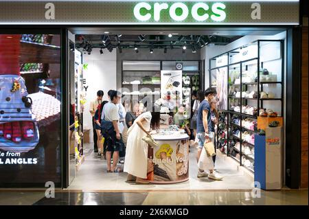 Les acheteurs sont vus dans le magasin Crocs de marque américaine de fabricant de chaussures à Hong Kong. Banque D'Images