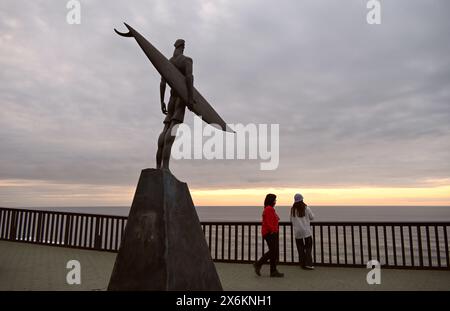 Côte Atlantique, monument des surfeurs à Praia Ribheira d'Ilhas près d'Ericeira, Portugal Banque D'Images