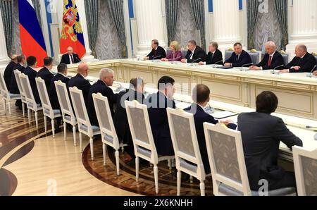 Moscou, Russie. 14 mai 2024. Le président russe Vladimir Poutine s’adresse aux membres du gouvernement après la nomination du nouveau cabinet des ministres au Kremlin, le 14 mai 2024, à Moscou, en Russie. Crédit : Vyacheslav Prokofyev/Kremlin Pool/Alamy Live News Banque D'Images