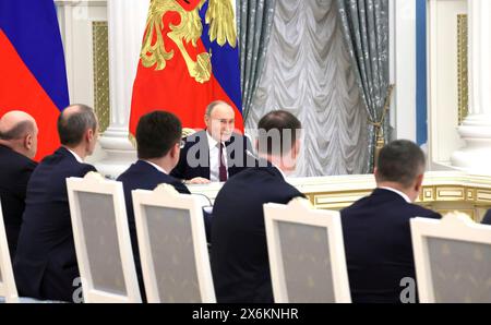 Moscou, Russie. 14 mai 2024. Le président russe Vladimir Poutine s’adresse aux membres du gouvernement après la nomination du nouveau cabinet des ministres au Kremlin, le 14 mai 2024, à Moscou, en Russie. Crédit : Vyacheslav Prokofyev/Kremlin Pool/Alamy Live News Banque D'Images