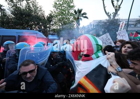 Naples, Italie, 15 mai 2024. Affrontements entre la police et la population lors de la manifestation à Naples, en solidarité avec le peuple palestinien et contre les attaques israéliennes massives contre la bande de Gaza, à l'occasion de l'anniversaire de la Nakba palestinienne. Banque D'Images