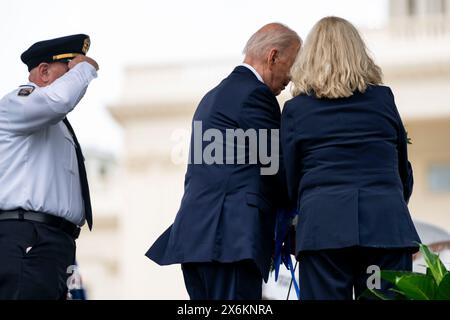 Le président des États-Unis Joe Biden et la présidente nationale auxiliaire de l'ordre fraternel de la police Glenda Lehmann rendent hommage à une couronne lors du service commémoratif des agents de la paix nationaux au Capitole des États-Unis à Washington, DC, le mercredi 15 mai 2024. Crédit : Bonnie Cash / Pool via CNP / MediaPunch Banque D'Images