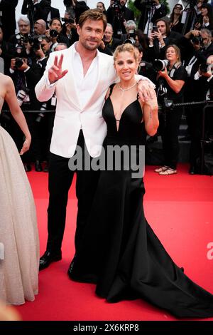 Cannes, France. 15 mai 2024. Elsa Pataky, Chris Hemsworth assistent au tapis rouge ''Furiosa : a Mad Max Saga'' (Furiosa : une Saga Mad Max) lors de la 77e édition du Festival de Cannes au Palais des Festivals le 15 mai 2024 à Cannes, France. (Photo de Daniele Cifala/NurPhotO) crédit : NurPhoto SRL/Alamy Live News Banque D'Images