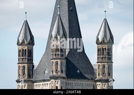 Trois des quatre tours d'angle de la basilique romane de Gross St Martin dans la vieille ville de Cologne Banque D'Images