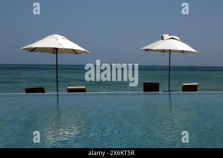 Piscine à débordement donnant sur le golfe d'Oman au Chedi Hotel Muscat Oman Banque D'Images