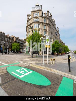 Panneau à l'entrée an de la zone lez (Low Emissions zone) de la ville de Dundee, en Écosse. Banque D'Images