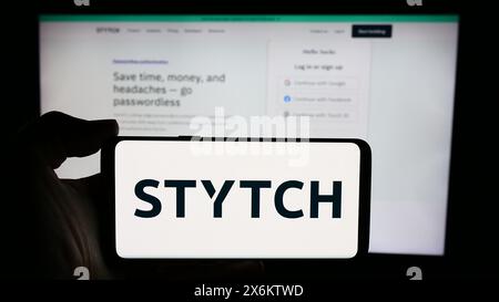 Personne tenant le téléphone portable avec le logo de la société de plate-forme d'identité américaine Stytch Inc devant la page Web de l'entreprise. Concentrez-vous sur l'affichage du téléphone. Banque D'Images