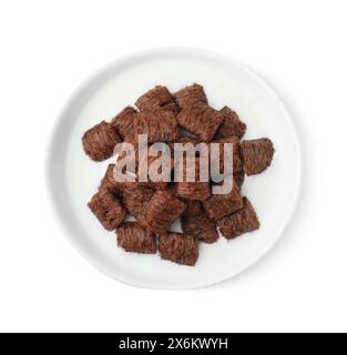 Céréales pour le petit déjeuner. Savoureux blocs de maïs avec du lait dans un bol isolé sur blanc, vue de dessus Banque D'Images