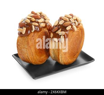 Croissants ronds avec pâte de chocolat et noix isolés sur blanc. Pâte feuilletée savoureuse Banque D'Images