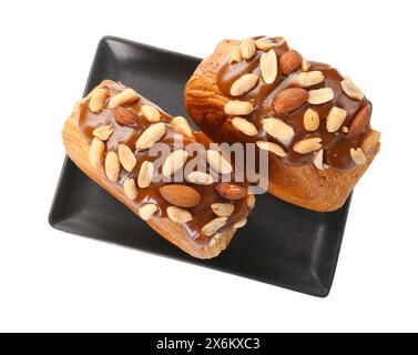 Croissants ronds avec pâte de chocolat et noix isolé sur blanc, vue de dessus. Pâte feuilletée savoureuse Banque D'Images