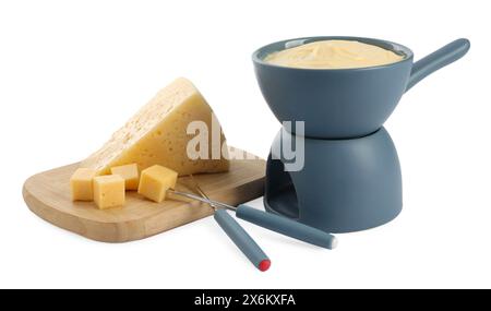 Fondue au fromage fondu savoureux, fourchettes et morceaux isolés sur blanc Banque D'Images