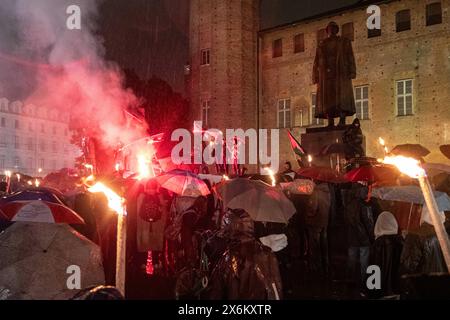 Torino, Italie. 21 novembre 2023. Alcune immagini della fiaccolata per la Nakba organizzata dai movimenti Propalestina presso Palazzo Nuovo a Torino, Italia - Cronaca - 15 Maggio 2024 - (photo Giacomo Longo/LaPresse) quelques photos de la procession aux flambeaux pour la Nakba organisée par les mouvements pro-palestiniens au Palazzo Nuovo à Turin, Italie - chronique - 15 mai 2024 - (photo Giacomo Longo/LaPresse) crédit : LaPresse/Alamy Live News Banque D'Images