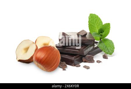 Chocolat noir et noisettes isolé sur blanc Banque D'Images