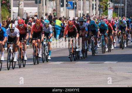 Termoli, Italie. 15 mai 2024. Jhonatan Manuel Narvaez Prado, Geraint Thomas, Thymen Arensman de Team INEOS Grenadiers, Rainer Kepplinger de Team Bahrain Victorious et Magnus Sheffield de Team INEOS Grenadiers lors de la onzième étape du 107ème Giro d'Italia 2024 - transit vers Termoli. (Photo de Davide Di Lalla/SOPA images/SIPA USA) crédit : SIPA USA/Alamy Live News Banque D'Images