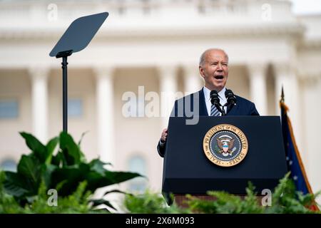 Washington, Vereinigte Staaten. 15 mai 2024. Le président des États-Unis Joe Biden prend la parole lors du service commémoratif national de la paix Officers au Capitole des États-Unis à Washington, DC, le mercredi 15 mai 2024. Crédit : Bonnie Cash/Pool via CNP/dpa/Alamy Live News Banque D'Images