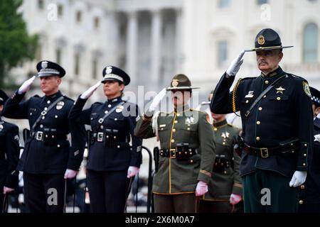 Washington, Vereinigte Staaten. 15 mai 2024. Des membres des forces de l'ordre saluent lors du Service commémoratif national de la paix Officers au Capitole des États-Unis à Washington, DC, le mercredi 15 mai 2024. Crédit : Bonnie Cash/Pool via CNP/dpa/Alamy Live News Banque D'Images