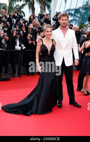 Chris Hemsworth et Elsa Pataky assistent à la première de 'Furiosa : a Mad Max Saga' lors du 77e Festival de Cannes au Palais des Festivals de Cannes, France, le 15 mai 2024. Banque D'Images