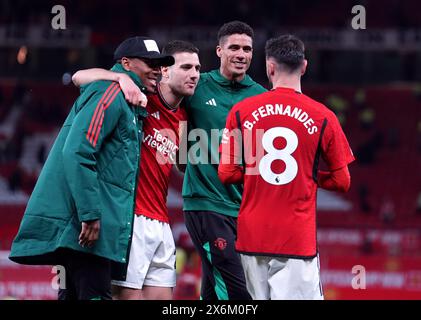 Anthony Martial, Diogo Dalot, Raphael Varane et Bruno Fernandes (gauche-droite) de Manchester United après le match de premier League à Old Trafford, Manchester. Date de la photo : mercredi 15 mai 2024. Banque D'Images