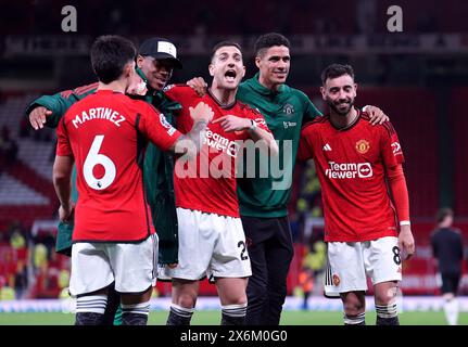 Lisandro Martinez de Manchester United, Anthony Martial, Diogo Dalot, Raphael Varane et Bruno Fernandes (gauche-droite) après le match de premier League à Old Trafford, Manchester. Date de la photo : mercredi 15 mai 2024. Banque D'Images