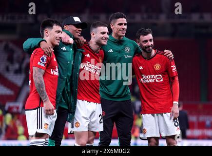 Lisandro Martinez de Manchester United, Anthony Martial, Diogo Dalot, Raphael Varane et Bruno Fernandes (gauche-droite) après le match de premier League à Old Trafford, Manchester. Date de la photo : mercredi 15 mai 2024. Banque D'Images