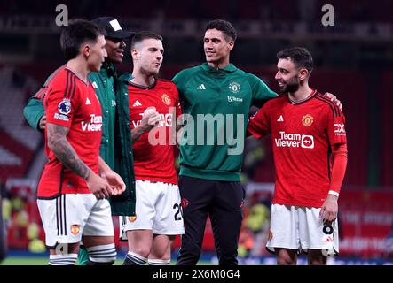 Lisandro Martinez de Manchester United, Anthony Martial, Diogo Dalot, Raphael Varane et Bruno Fernandes (gauche-droite) après le match de premier League à Old Trafford, Manchester. Date de la photo : mercredi 15 mai 2024. Banque D'Images