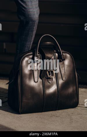 Florence, Italie - 12 janvier 2022 : élégant sac d'affaires en cuir, détails de la tenue Banque D'Images