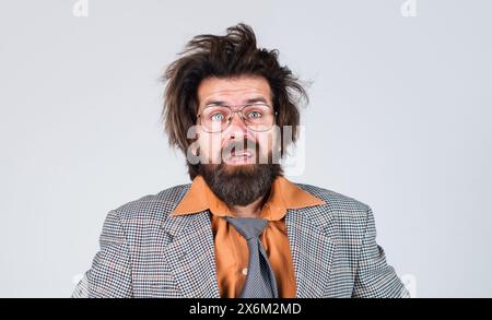 Portrait d'homme d'affaires stressé et choqué avec la barbe et la moustache dans les verres. Choquant homme barbu étonné en costume dans des lunettes. Élégant Banque D'Images