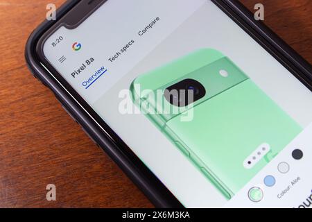 Site Web Google Pixel 8a. Google Pixel 8a est un smartphone économique qui offre de nombreuses fonctionnalités trouvées dans les modèles phares de Google, mais à un prix inférieur Banque D'Images