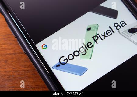 Annonces Google Pixel 8a. Google Pixel 8a est un smartphone économique qui offre de nombreuses fonctionnalités trouvées dans les modèles phares de Google mais à un prix inférieur Banque D'Images