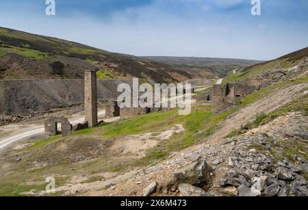 Ruines du Old Gang Mill à Swaledale, un moulin de fusion de plomb qui a été abandonné à la fin du XIXe siècle. Parc national des Yorkshire Dales, Royaume-Uni. Banque D'Images