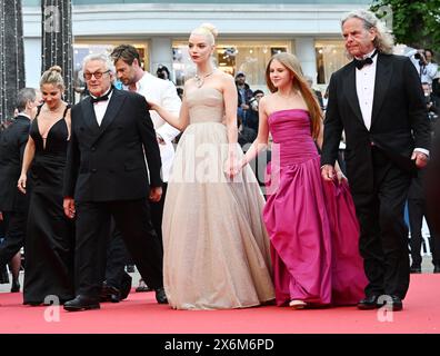 L'actrice britannique Anya Taylor- Joy, le producteur Doug Mitchell, le réalisateur australien George Miller, l'actrice Alyla Browne, l'acteur Chris Hemsworth et l'actrice espagnole Elsa Pataky assistent à la première de Furiosa : a Mad Max Saga au 77e Festival de Cannes, en France, le mercredi 15 mai 2024. Photo de Rune Hellestad/ UPI Banque D'Images