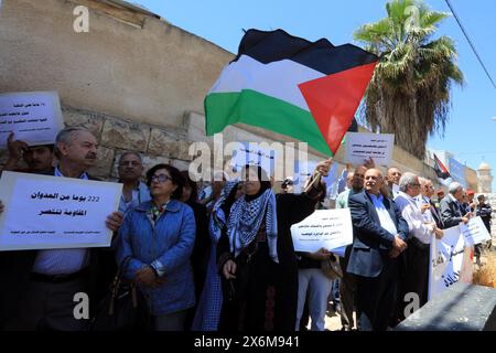 Amman, Jordanie. 15 mai 2024. Les gens tiennent des pancartes et des drapeaux palestiniens lors d'une manifestation pour marquer le 76e anniversaire de la Nakba à Amman, en Jordanie, le 15 mai 2024. Crédit : Mohammad Abu Ghosh/Xinhua/Alamy Live News Banque D'Images