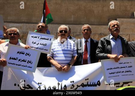 Amman, Jordanie. 15 mai 2024. Les gens tiennent des pancartes et un drapeau palestinien lors d'une manifestation pour marquer le 76e anniversaire de la Nakba à Amman, en Jordanie, le 15 mai 2024. Crédit : Mohammad Abu Ghosh/Xinhua/Alamy Live News Banque D'Images