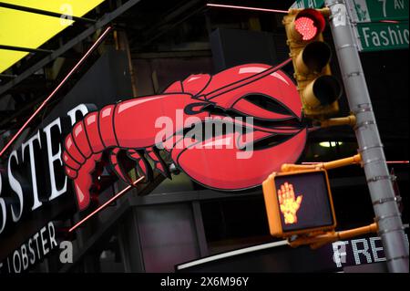 New York, États-Unis. 15 mai 2024. Vue du restaurant de fruits de mer Red Lobster à Times Square, New York, NY, 15 mai 2024. Red Lobster a décidé de fermer 99 de ses restaurants de fruits de mer dans 27 états à travers l'Amérique alors qu'il envisage de déposer pour le Chapitre 11. (Photo par Anthony Behar/Sipa USA) crédit : Sipa USA/Alamy Live News Banque D'Images