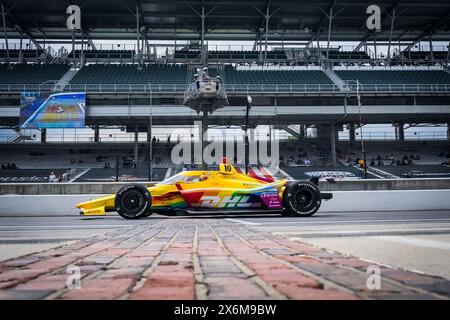 Speedway, Indiana, États-Unis. 15 mai 2024. ALEX PALOU (10 ans) de Barcelone, Espagne traverse la cour de briques alors qu'ils s'entraînent pour la 108e course de l'Indianapolis 500 à l'Indianapolis Motor Speedway à Speedway, IN. (Crédit image : © Grindstone Media Group/ASP) USAGE ÉDITORIAL SEULEMENT! Non destiné à UN USAGE commercial ! Banque D'Images