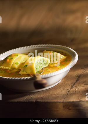 Raviolis souabes dans un bouillon de légumes Banque D'Images