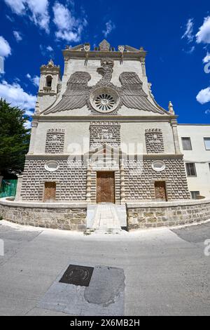 Sanctuaire de Dame de grâce à Gravina, Italie du Sud. Avec une belle façade d'un majestueux aigle doré avec des ailes déployées avec une grande rosace dedans Banque D'Images