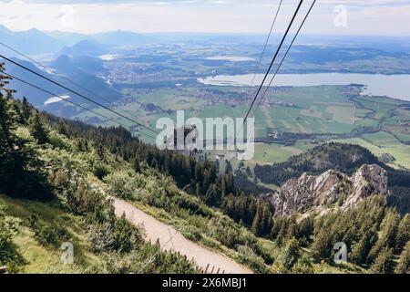 Schwangau, Allemagne - 12 août 2023 : le téléphérique de Tegelberg, sur la montagne de Tegelberg près de Schwangau, dans le sud de la Bavière. Banque D'Images